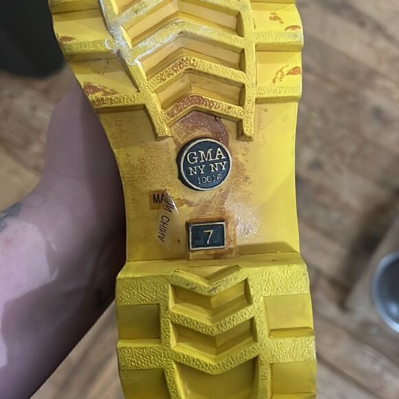 Vintage yellow flower rain boots - Picture 5 of 5